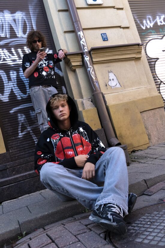 UNISEX Džemperis SU UžtrAUKTUKU URBAN KISS BLACK